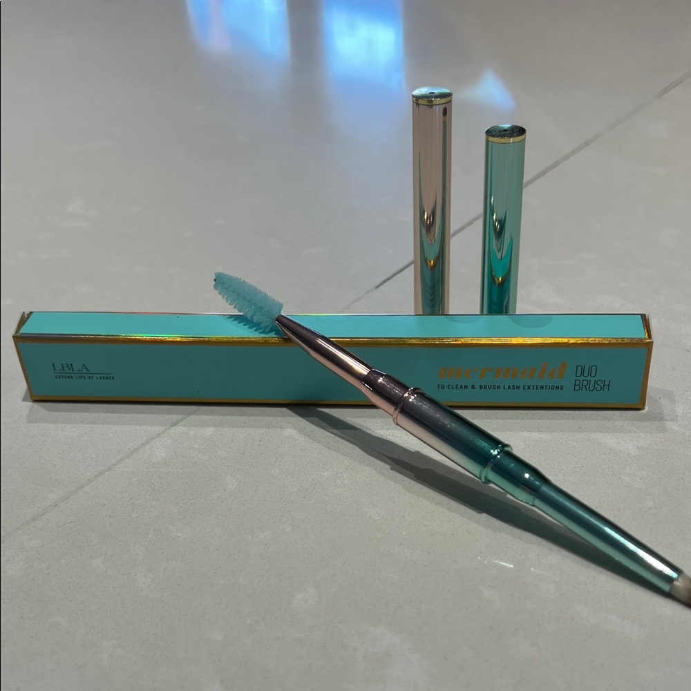 LBLA Mermaid Duo Brush to clean and brush lash extensions.